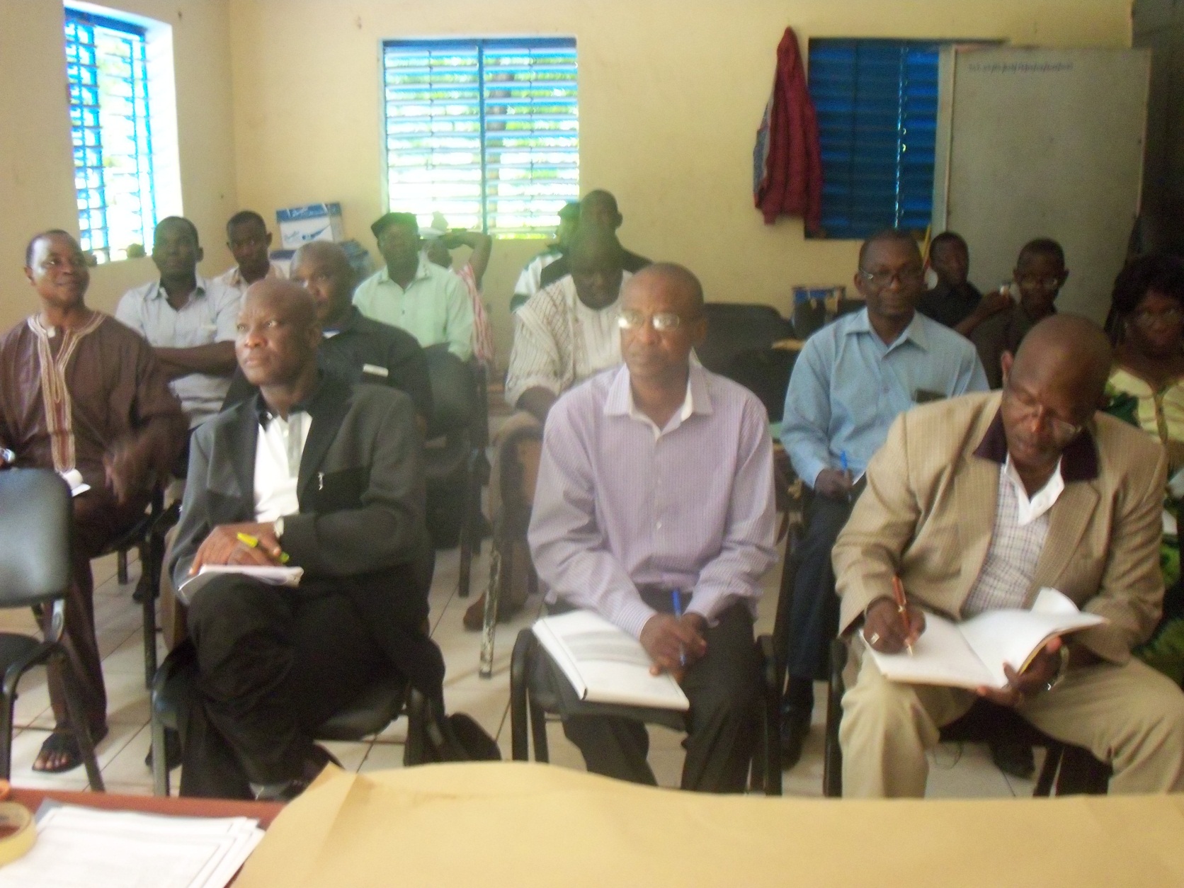 Les participants ont déclaré être  désormais aptes à monter des projets de financement) 100_4563 (Photo de famille du 1e groupe de participants. 