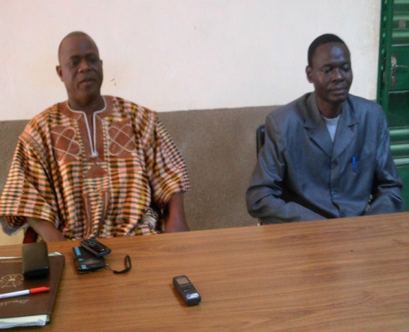 Le Haut-Commissaire à gauche et le Directeur provincial de l'agriculture.