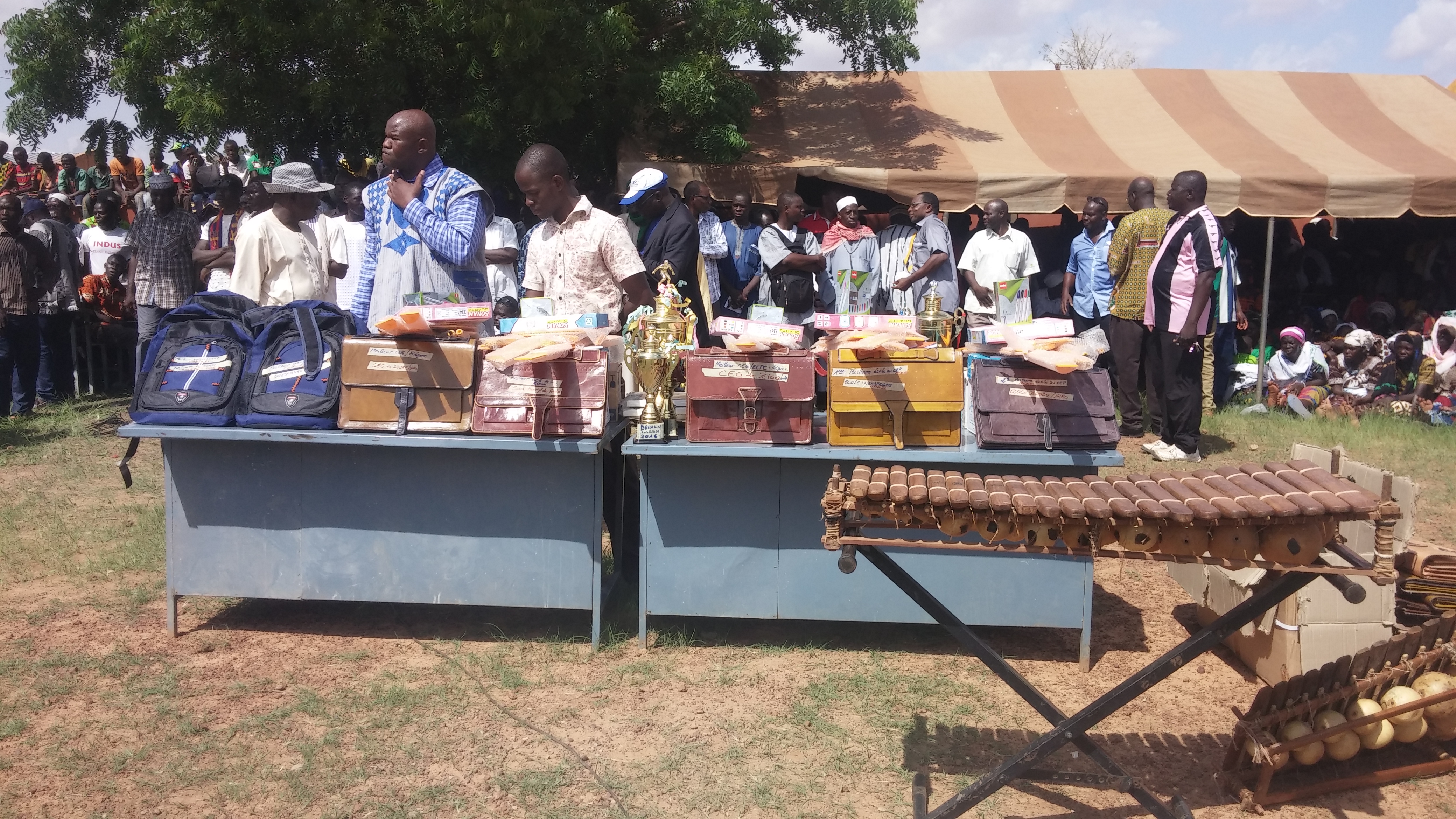 Vue partielle de prix à remettre aux lauréats.