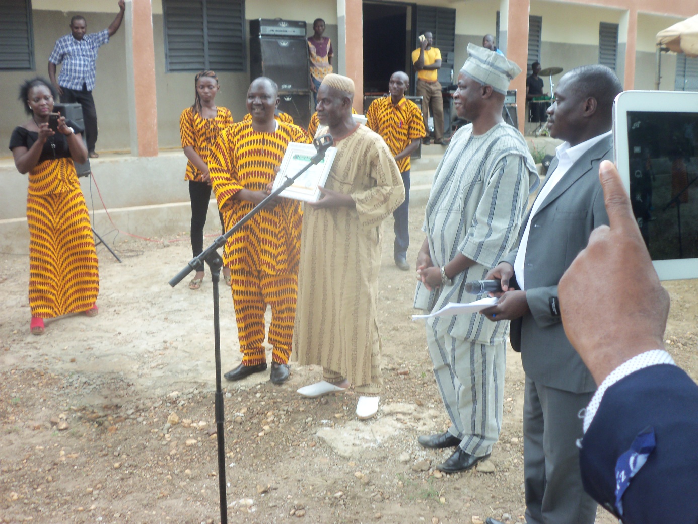 El Hadj ZABDA Harouna opérateur économique recevant un certificat de reconnaissance des mains du fondateur l’Honorable Député PALENFO Kodjo Jacques.