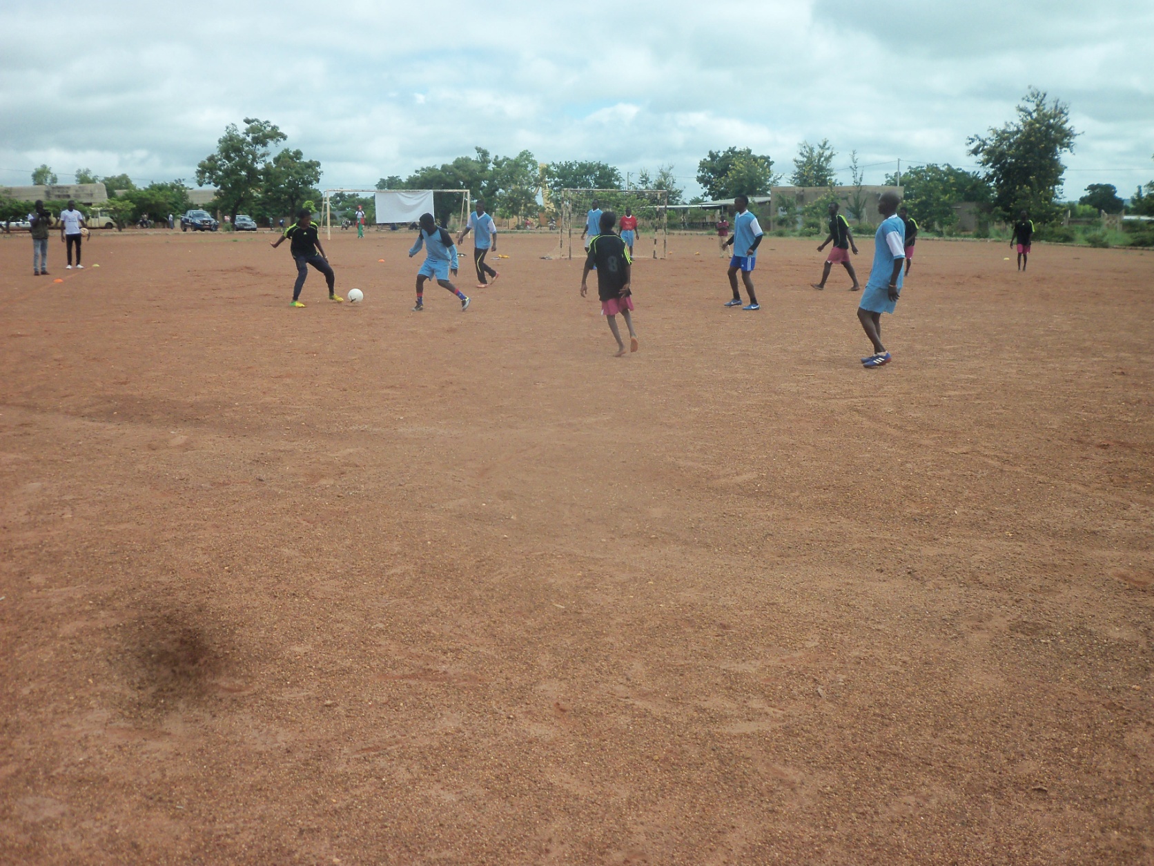Une équipe de football unifiée en plein jeu.