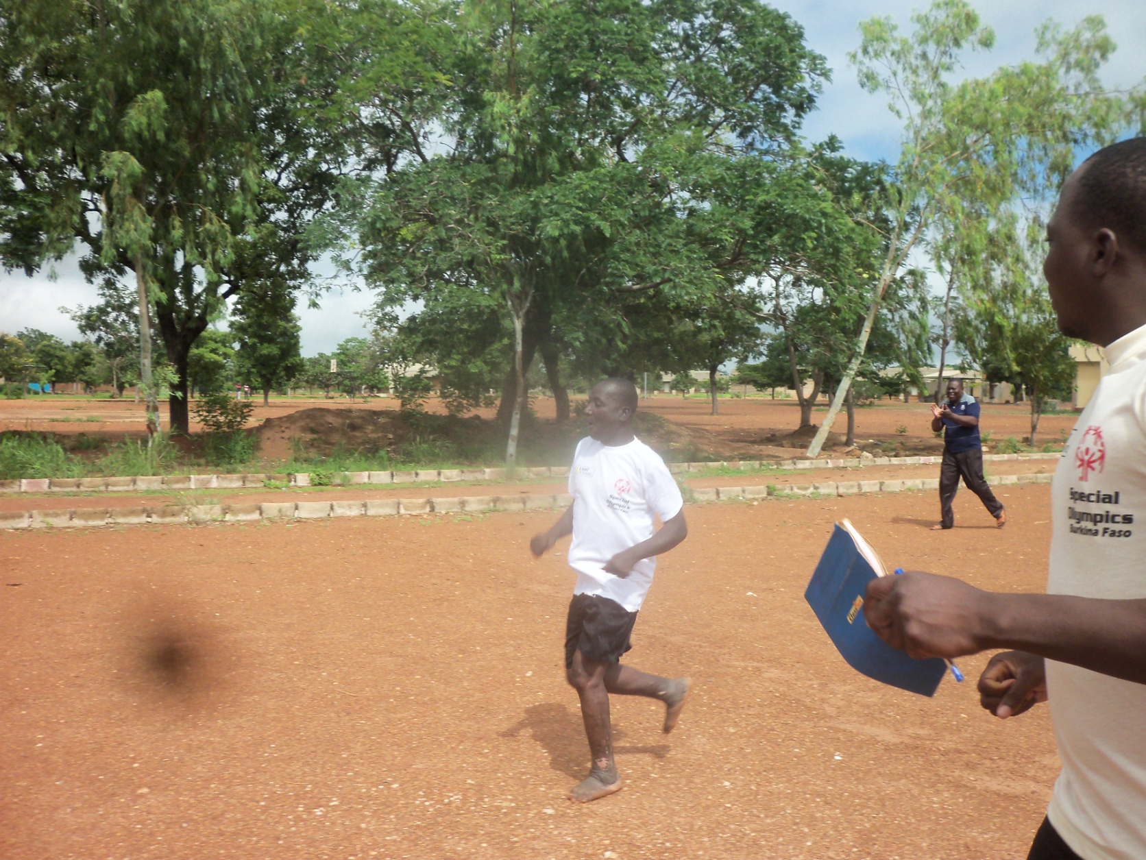 Un athlète déficient en pleine course.