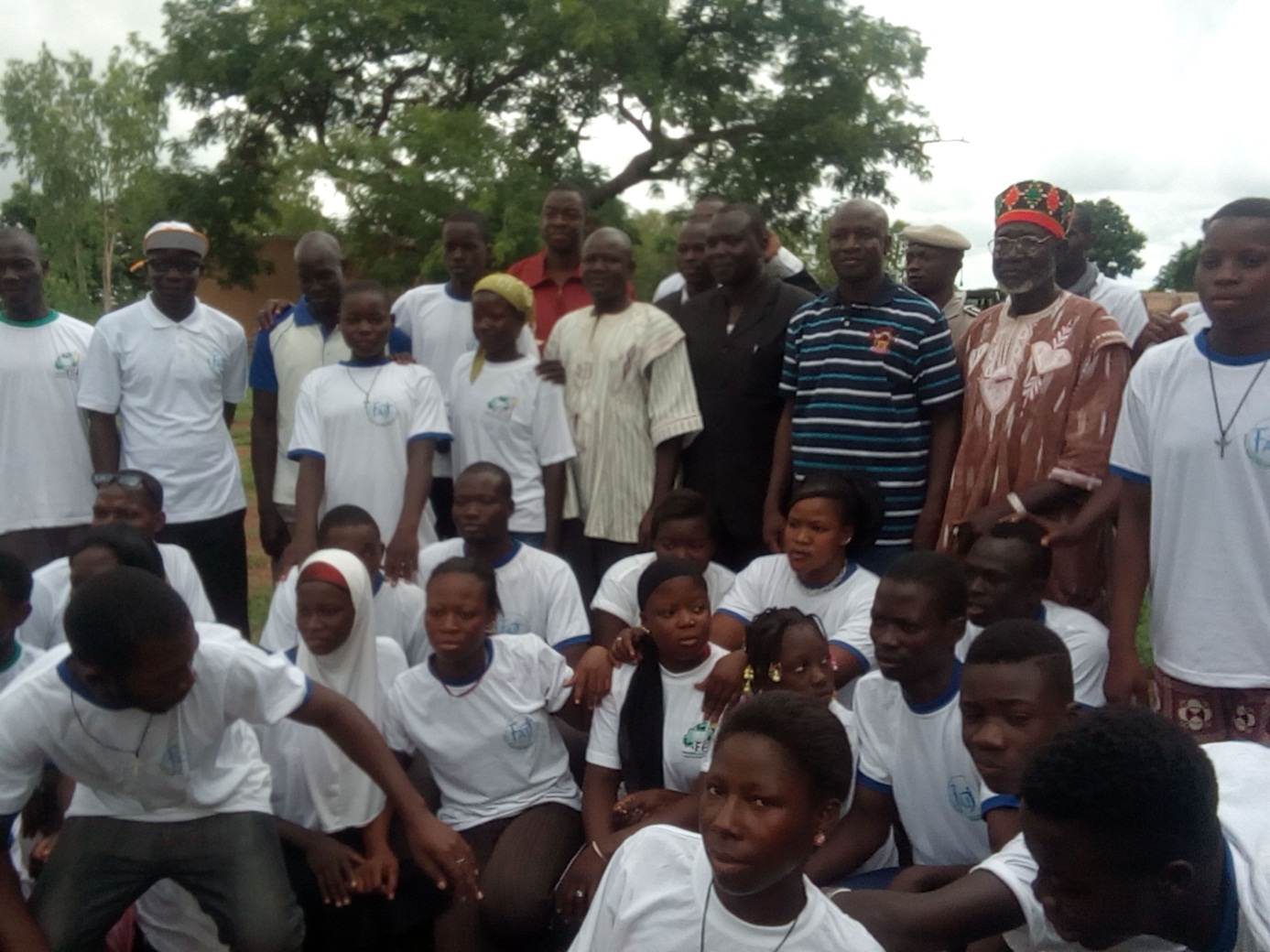 Une vue des campeurs avec les autorités. 