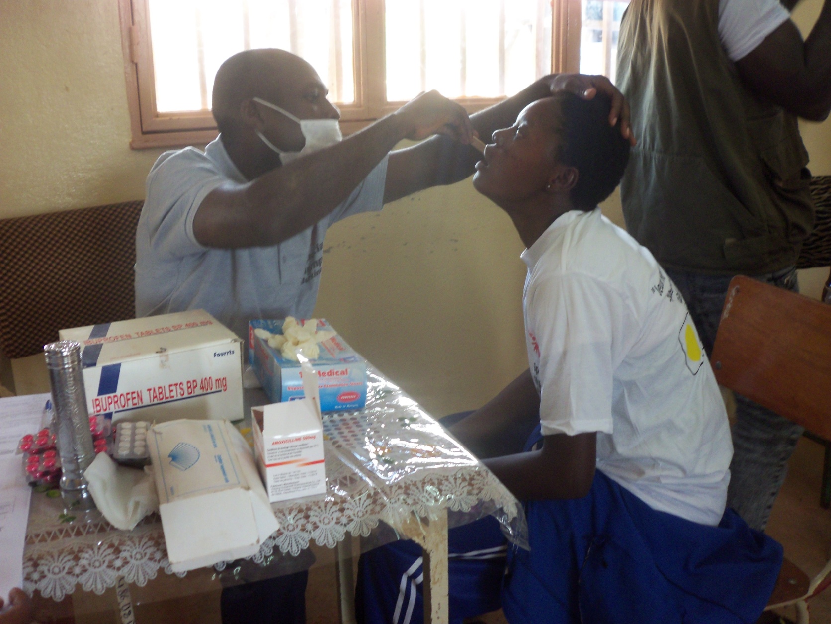 Examen dentaire d’une déficiente mentale.