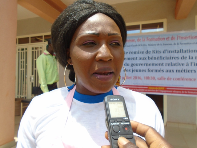 Djibo Mariame coiffeuse, bénéficie de kits d’installation d’une valeur de 1 016 000francs CFA + 150 000 francs CFA comme fond de roulement. 