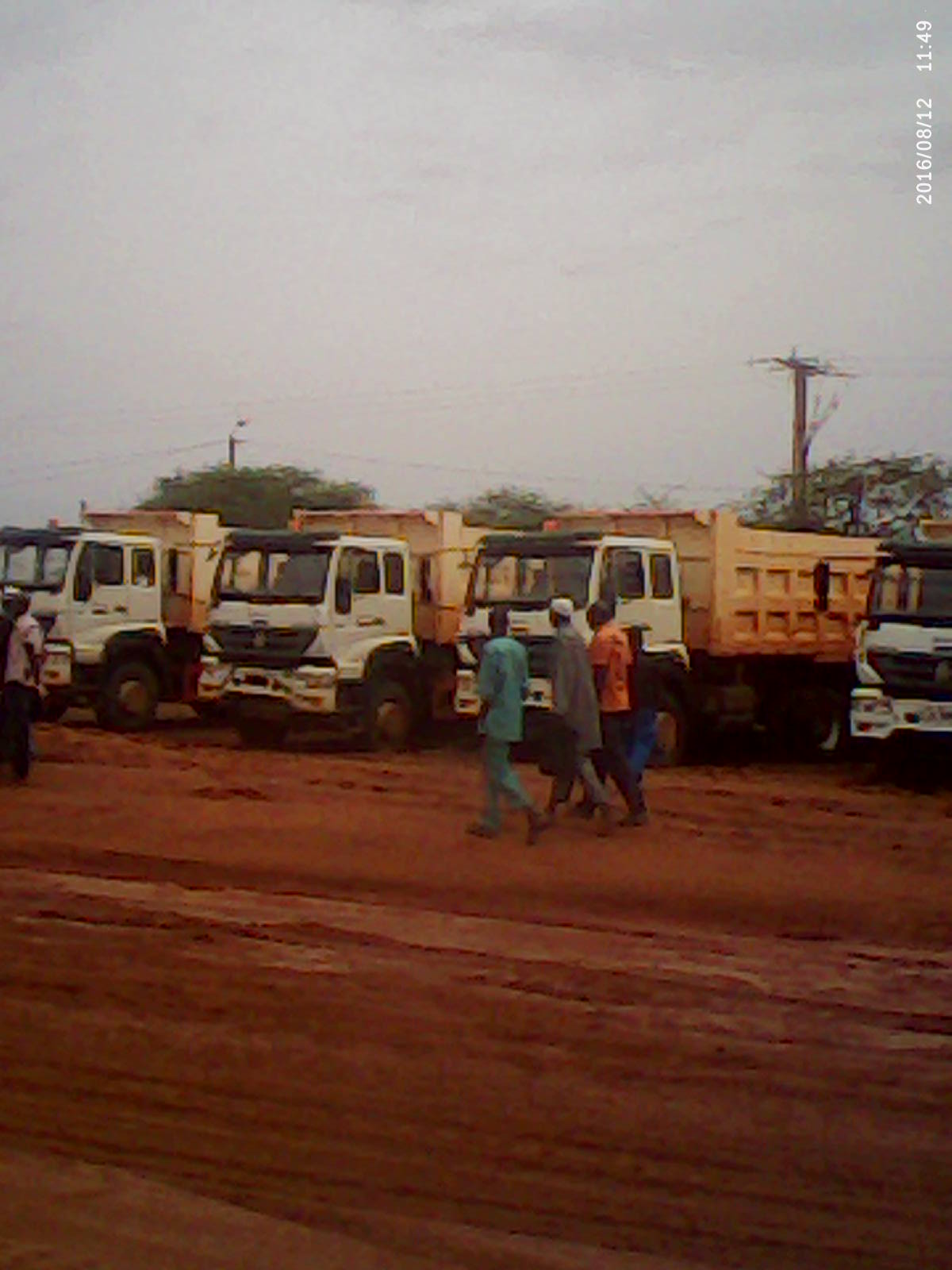 Vue partielle des moyens logistiques du chantier.