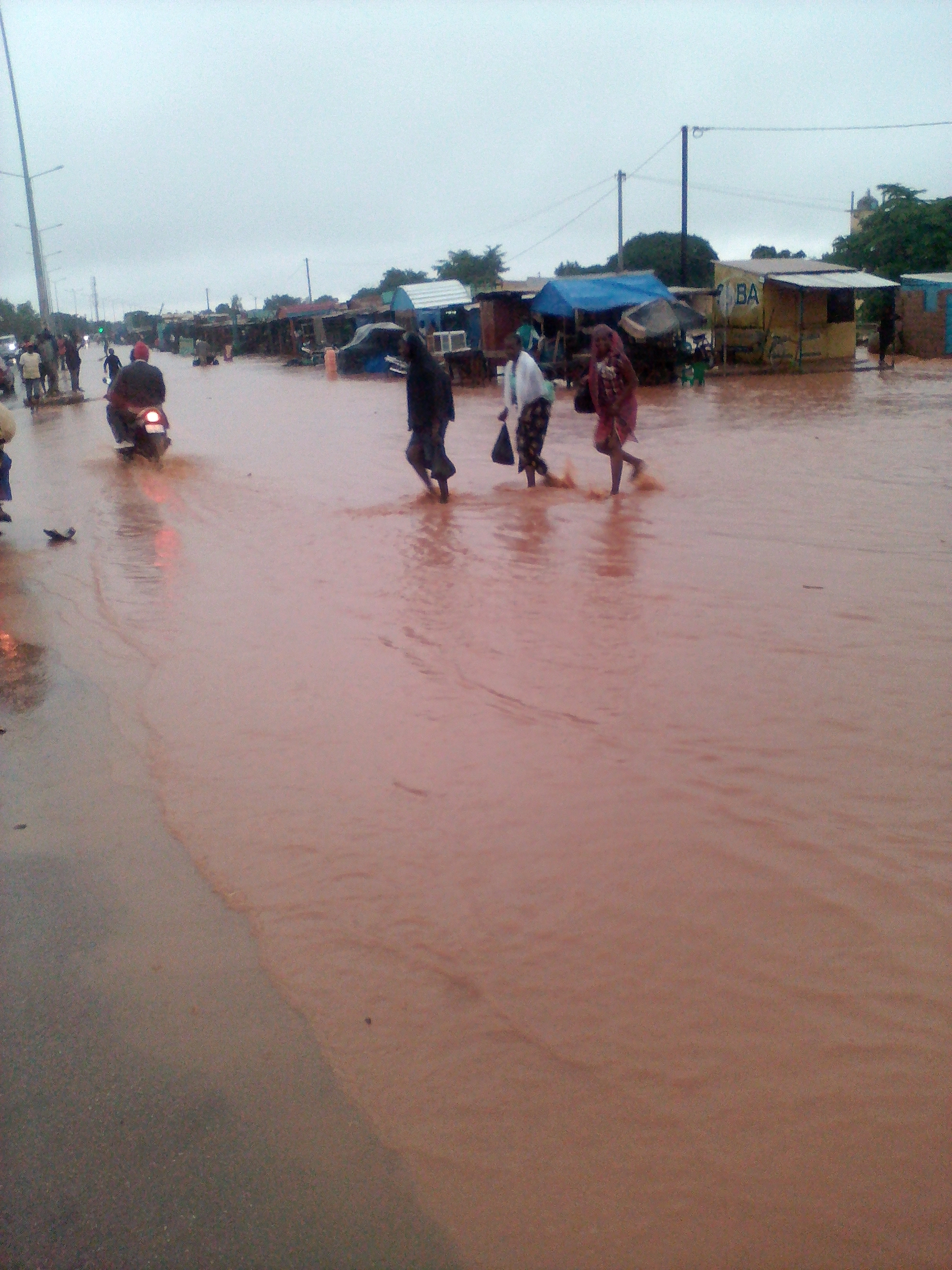 Les eaux du barrage de l’arrondissement n°2 ont débordé.