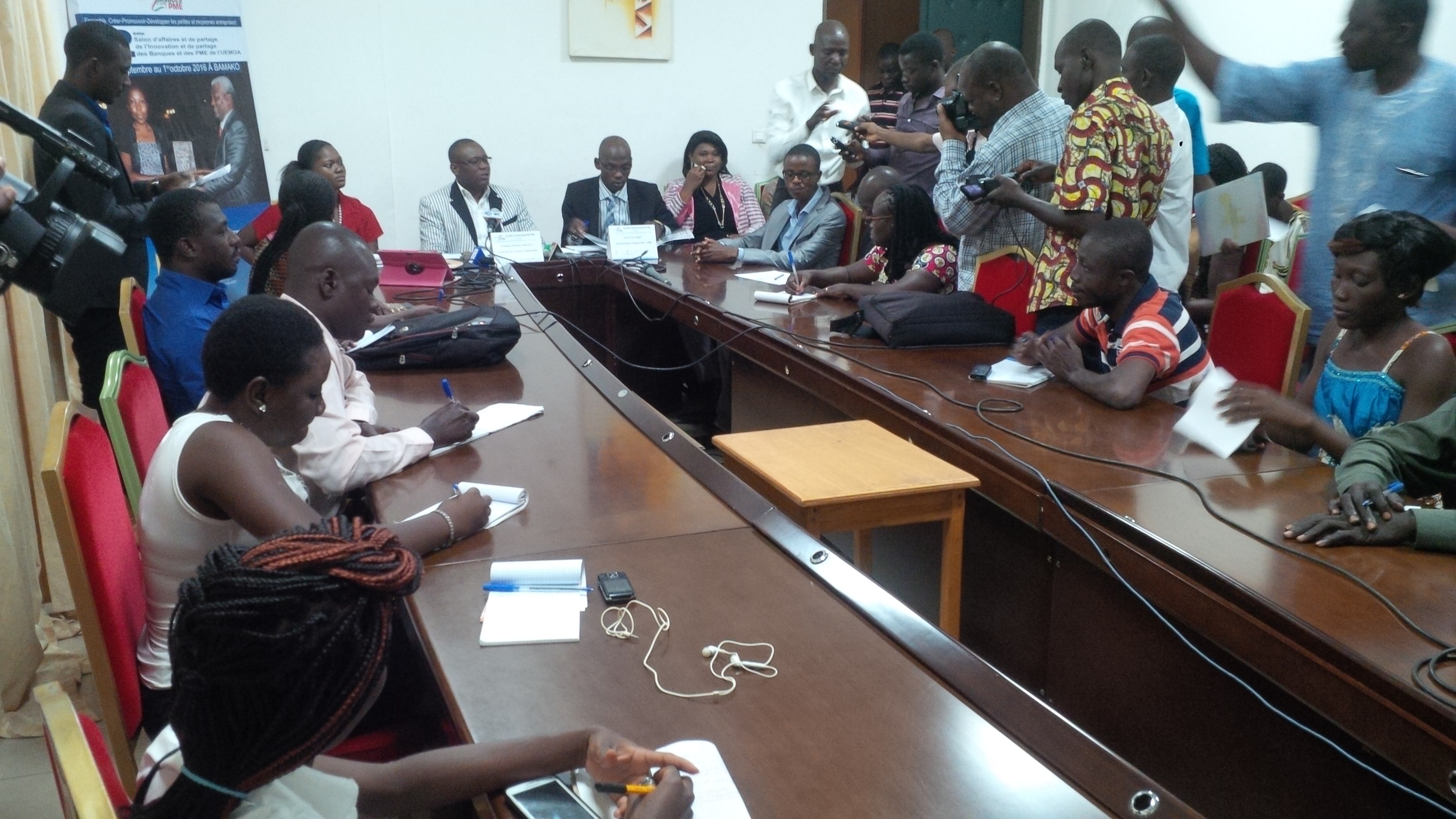 Le Président du comité d'organisation et son équipe devant la presse.