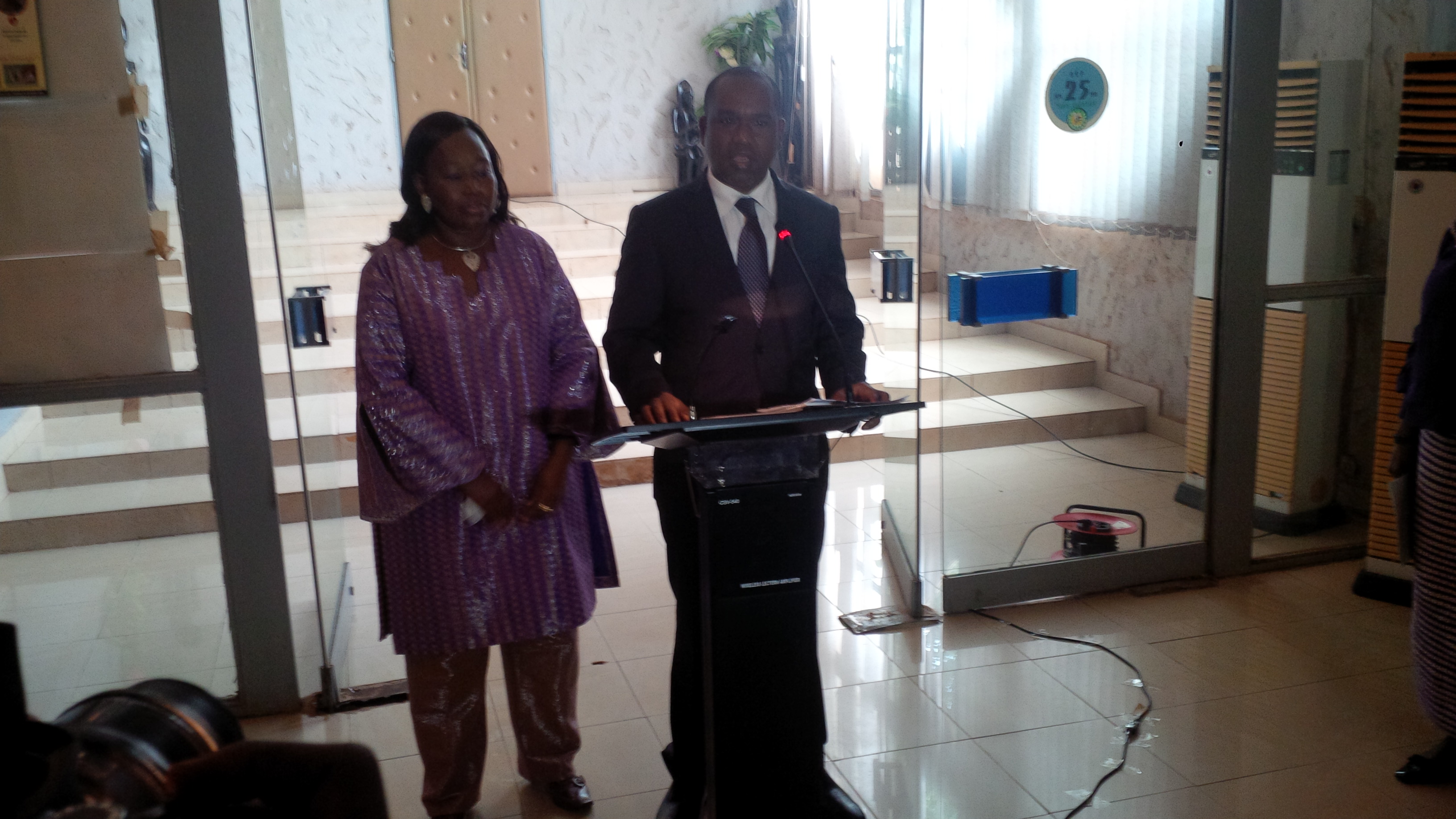 Le ministre Alpha Barry pendant face aux journalistes.