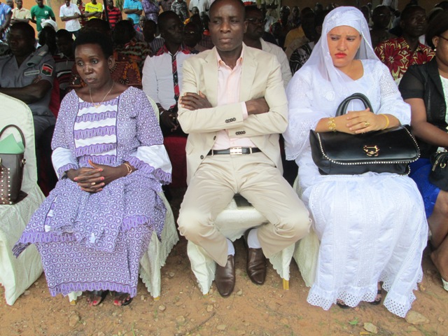 De la droite vers la gauche, Mme le Gouverneur, le président du Conseil régional et son épouse.