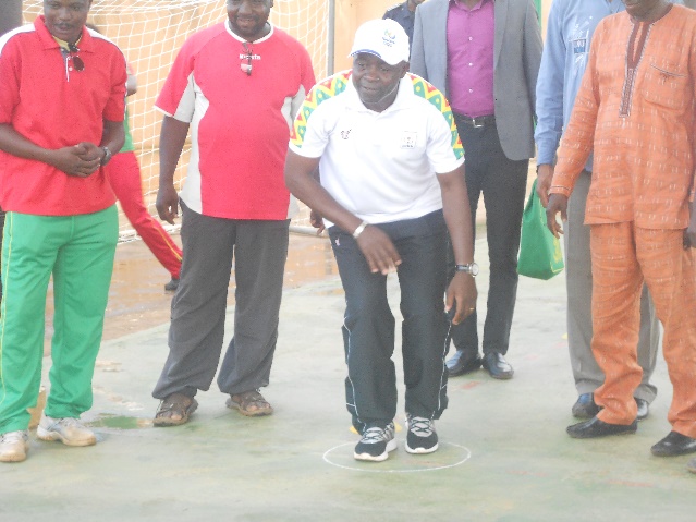 Jeu symbolique de pétanque par le Ministre des Sports et Loisirs.