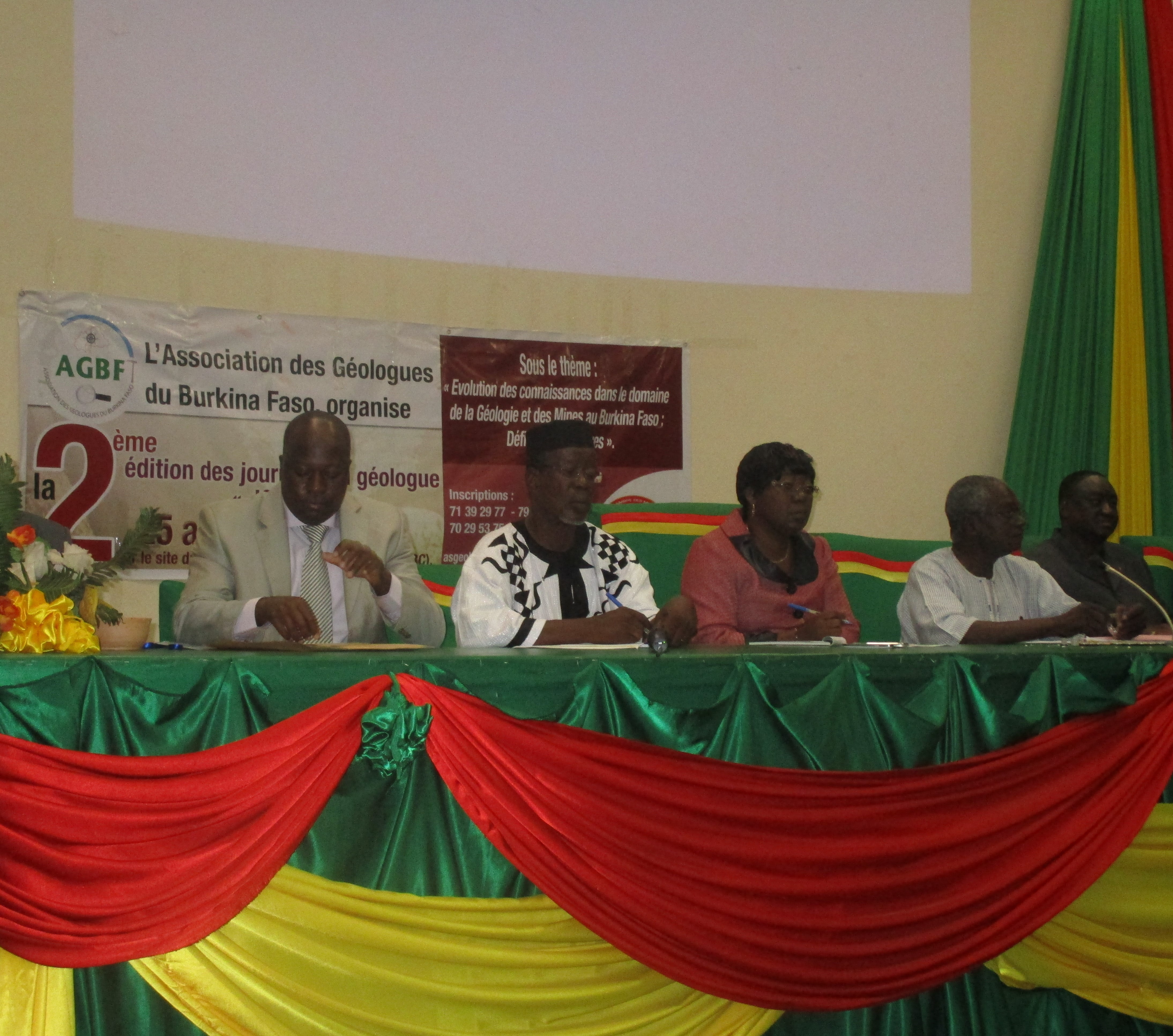 Le présidium composé des experts en géologie.