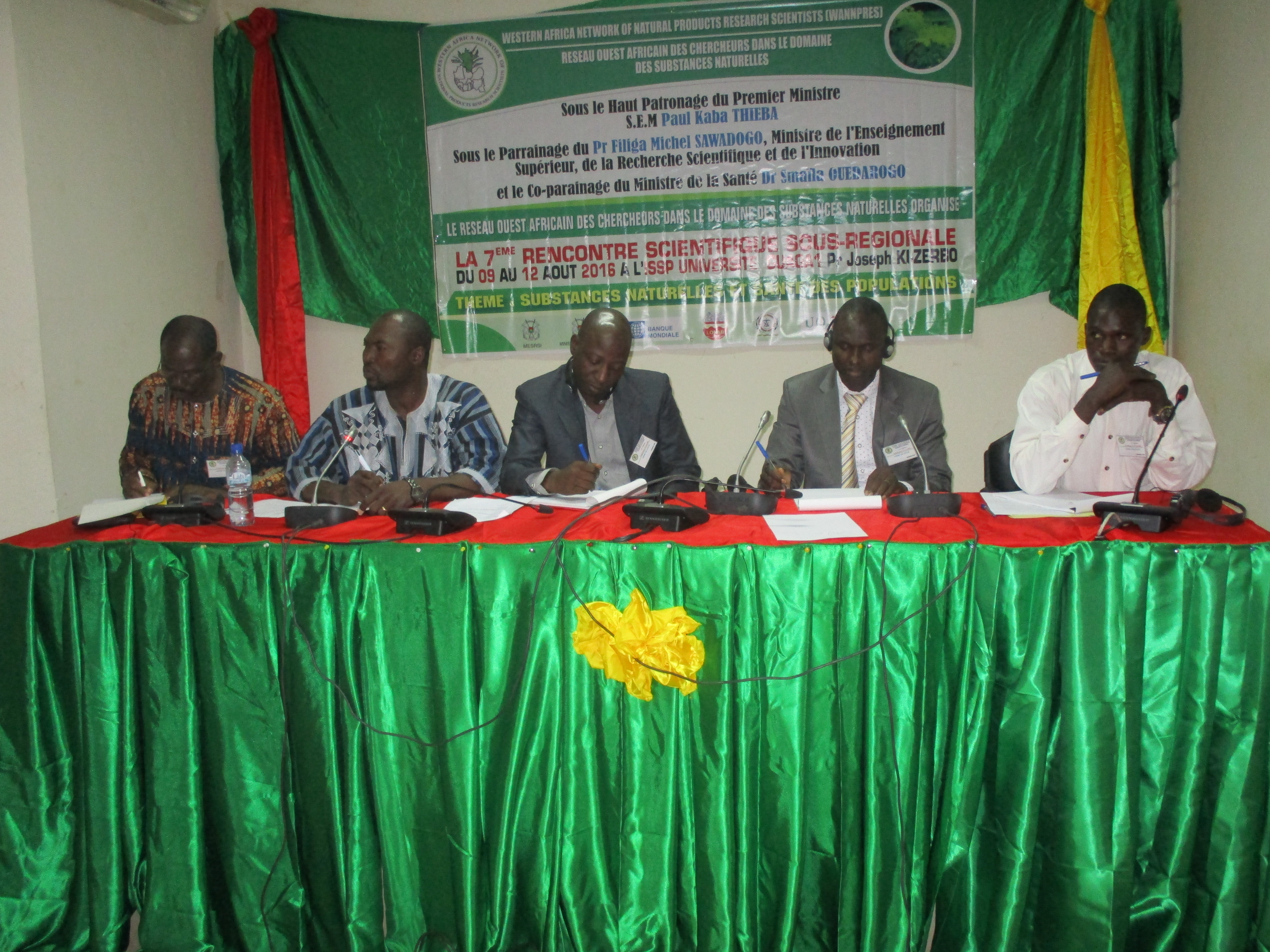 Les communicateurs répondants aux questions des participants.