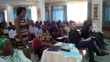 La Coordonnatrice de la zone II présentant son rapport.