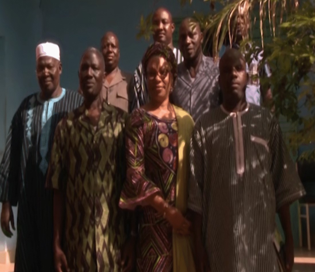 Photo de famille avec le Gouverneur et son Secrétaire général.