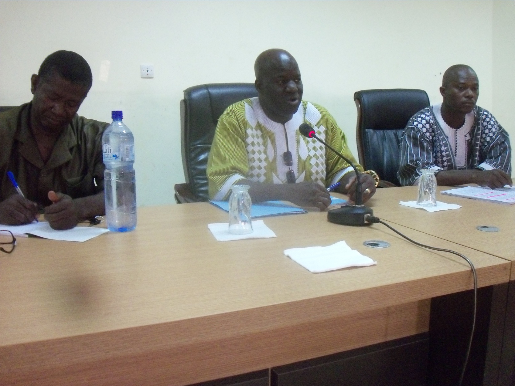 Présidium: Le Gouverneur Tagsseba au milieu, à droite le Directeur Régional des Impôts du Sud-Ouest et à gauche le représentant du PCR Youl Sorobéna.