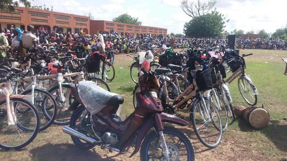 Vue partielle de prix à remettre aux lauréats.
