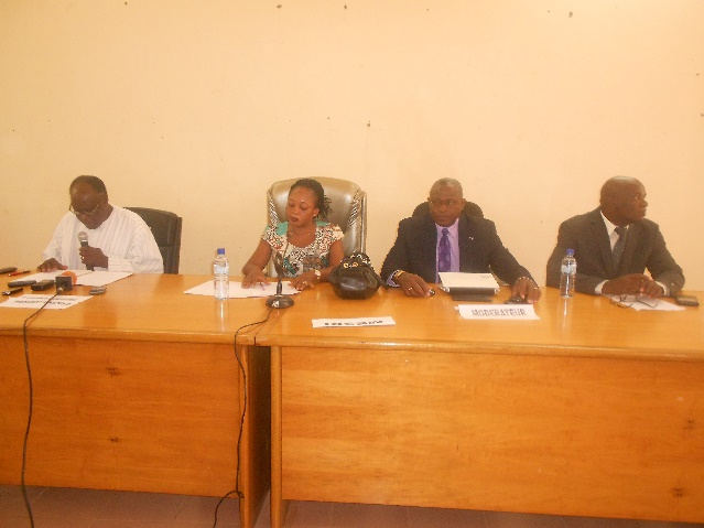 Le présidium: le Docteur Bintou CESSOUMA Directrice Générale de l’Enseignement Supérieur deuxième à partir de la gauche.