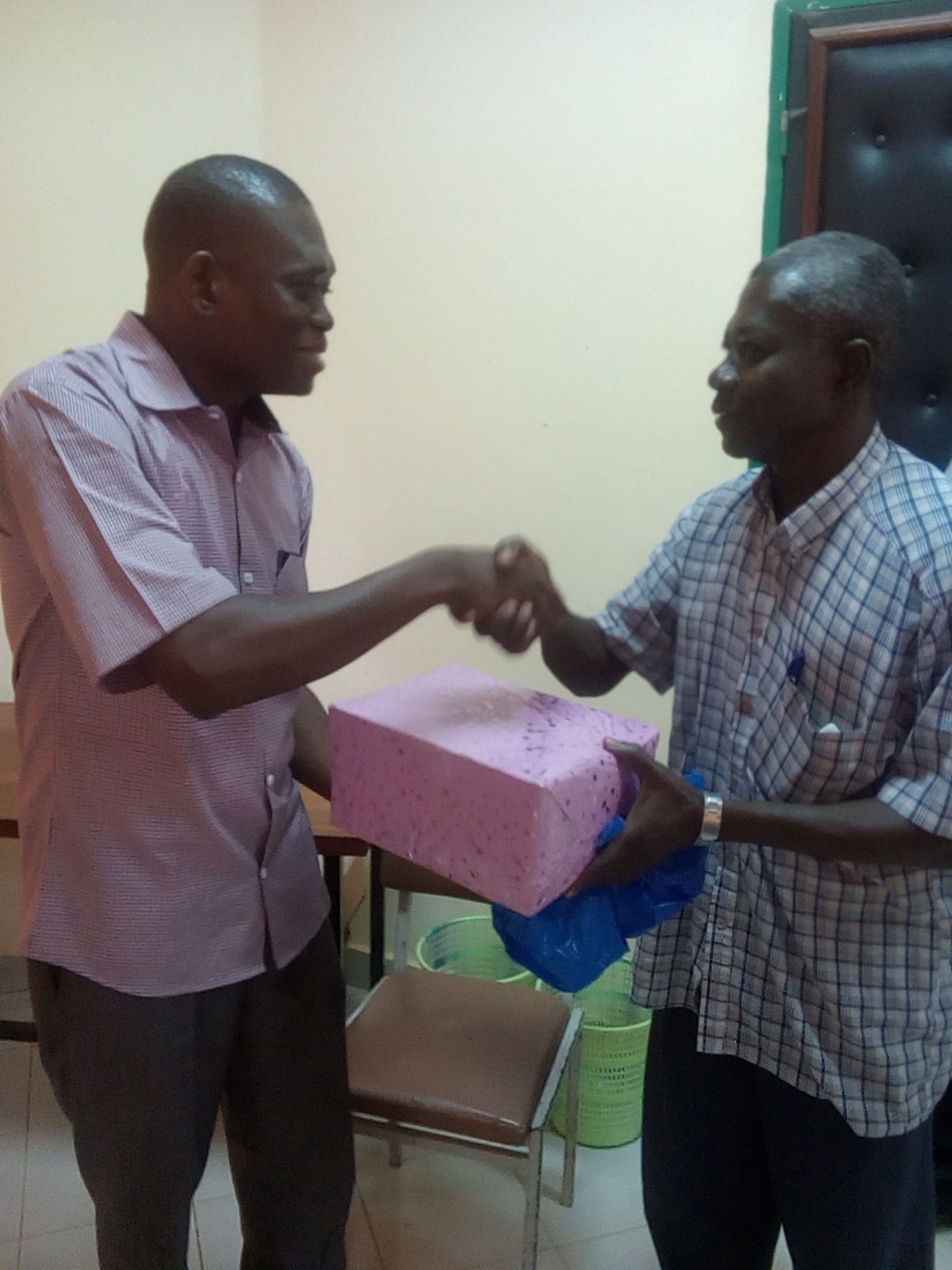 Le président de l’amical des directeurs et chefs de service (à droite), remettant  un présent à M. Hamidou ZONGO préfet sortant.