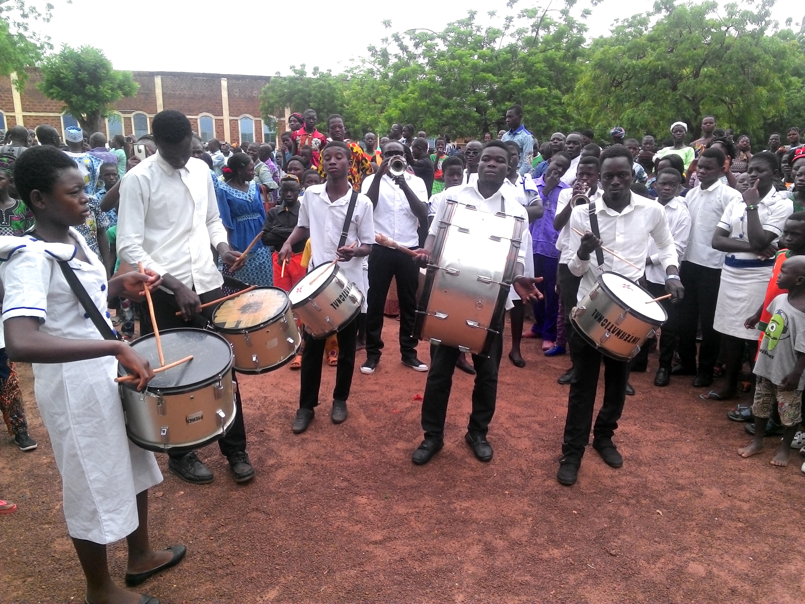 La fanfare Ghanéenne en prestation hors de l'église.