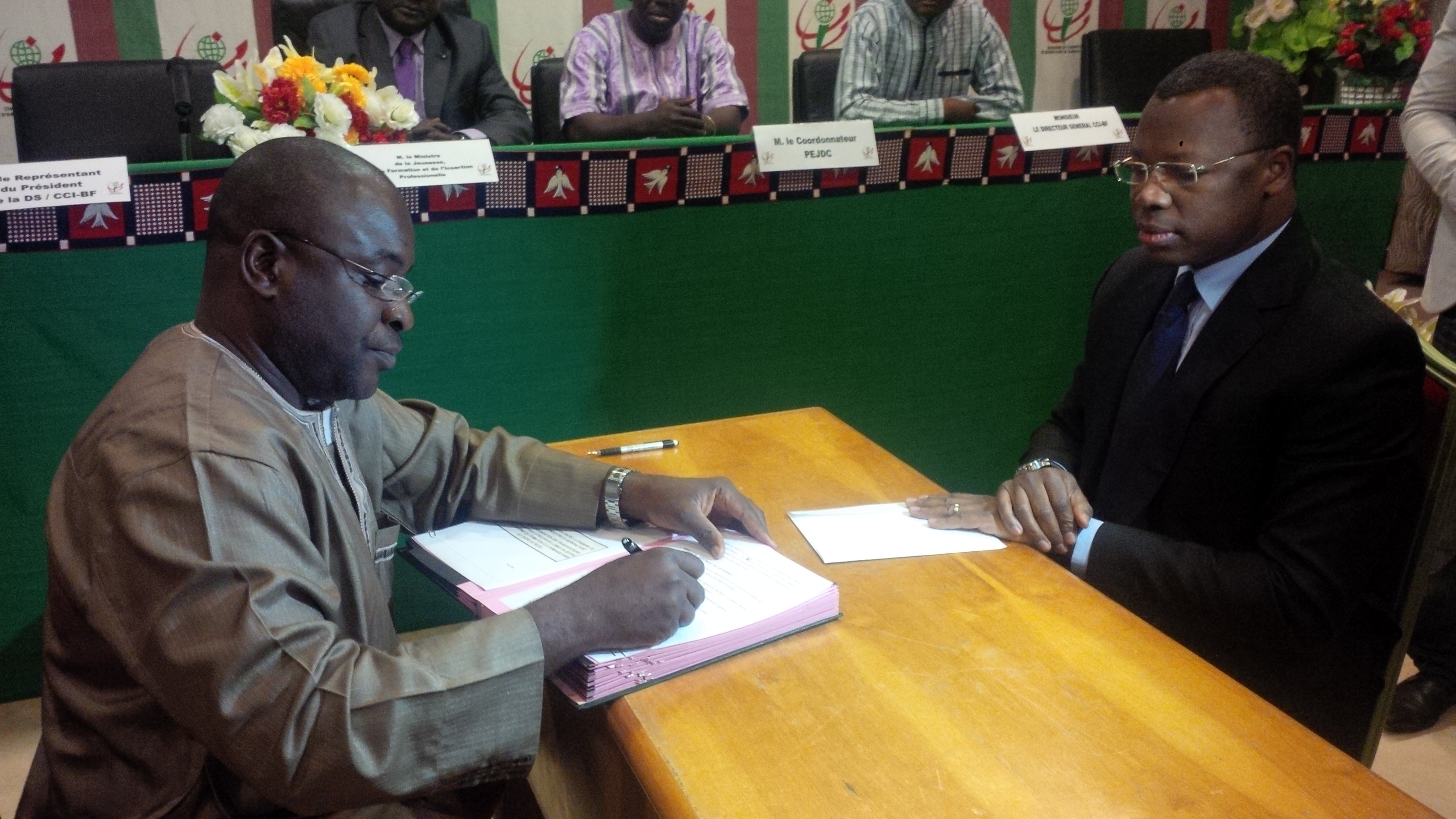 Le Président de l'OTRAF signant la convention.