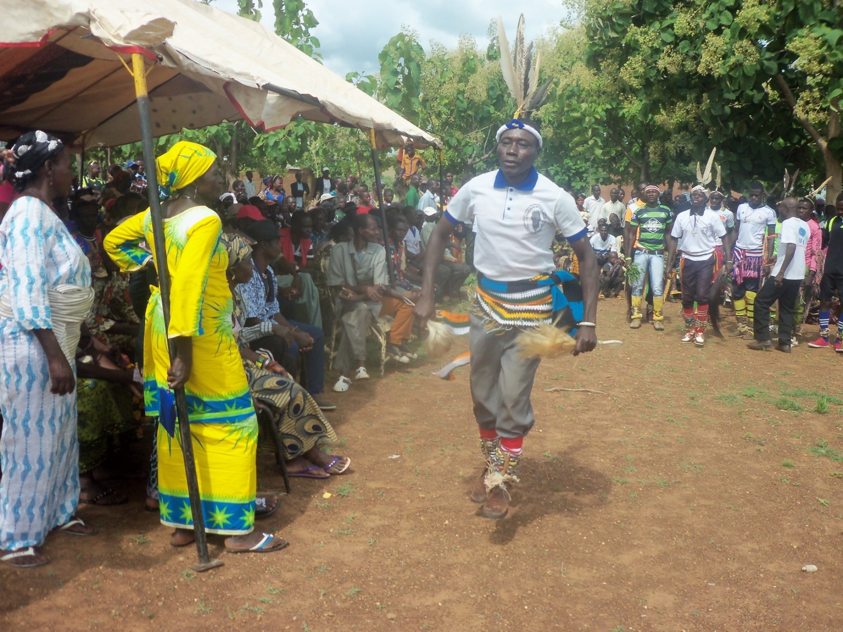 Population de Bousséra pendant la cérémonie de présentation de l’organe dirigeant de la commune.