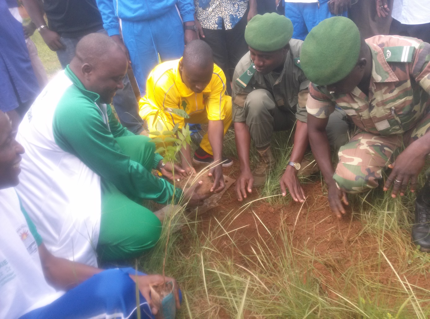 En vert-blanc le Parrain, Monsieur Ibrahim Patindé Alassane Ouédraogo, Directeur Général du FAFPA (Fond d’Appui à la Formation Professionnelle et à l’Apprentissage), procédant à la plantation symbolique d’un manguier dans l’enceinte du service des douanes de Ouahigouya.