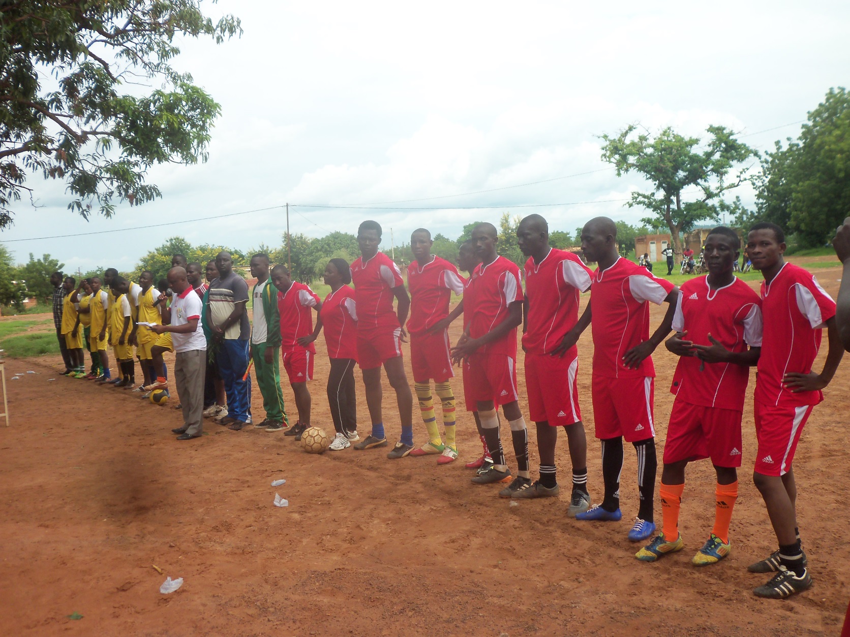 Les deux équipes finalistes se sont présentées aux officiels avant le début du match.