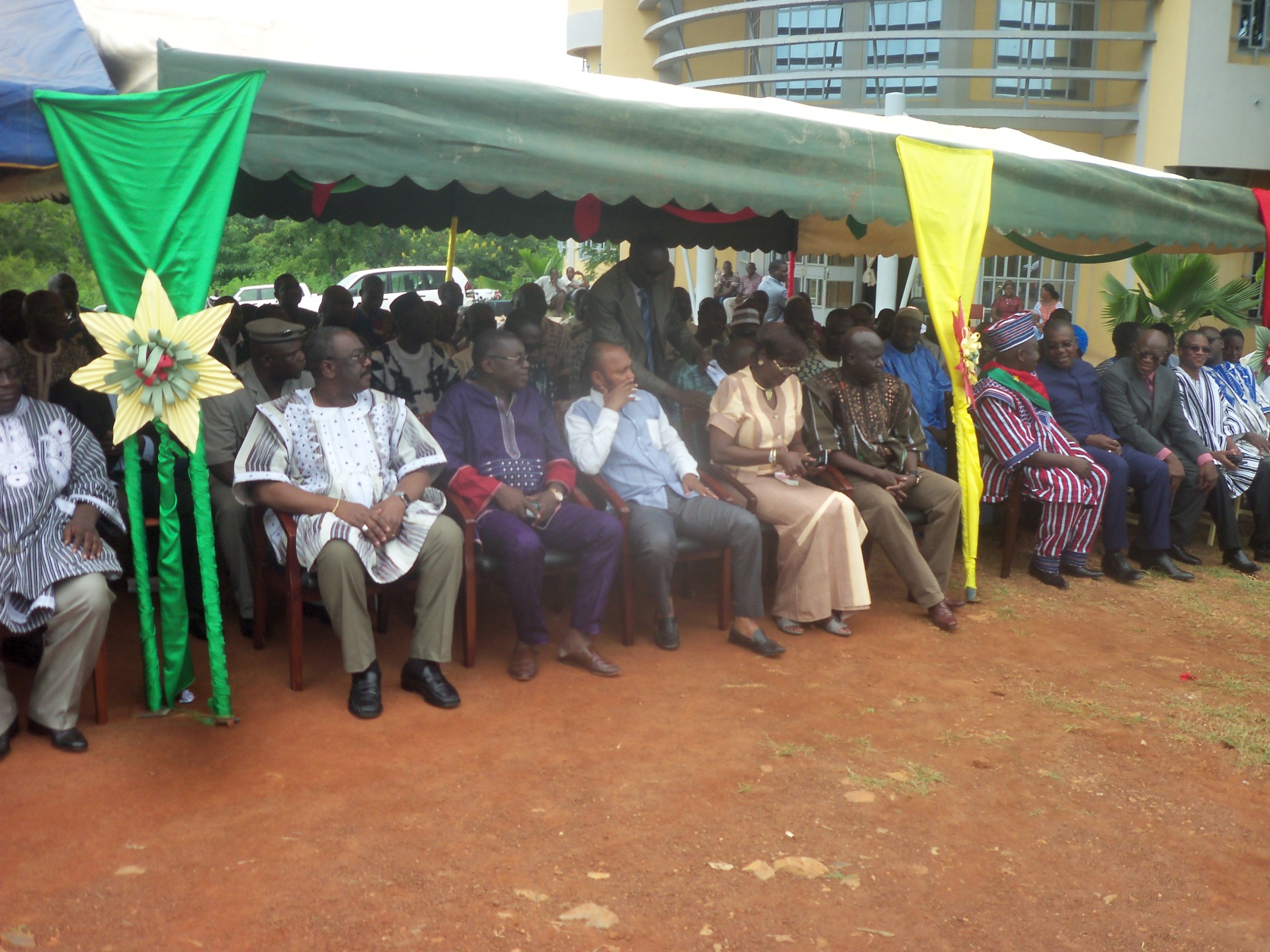 Les officiels pendant la cérémonie de présentation.