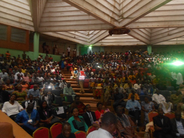 grand-public-dans-la-salle-de-la-maison-du-peuple