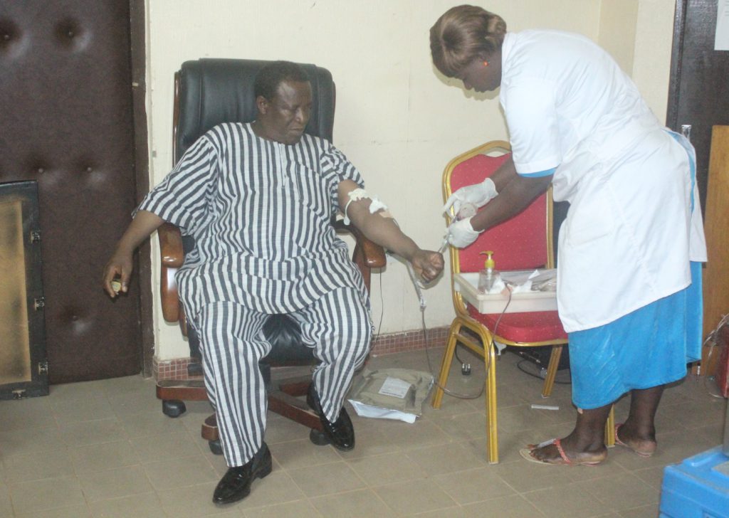 Le ministre Filga Michel SAWADOGO donnant son sang