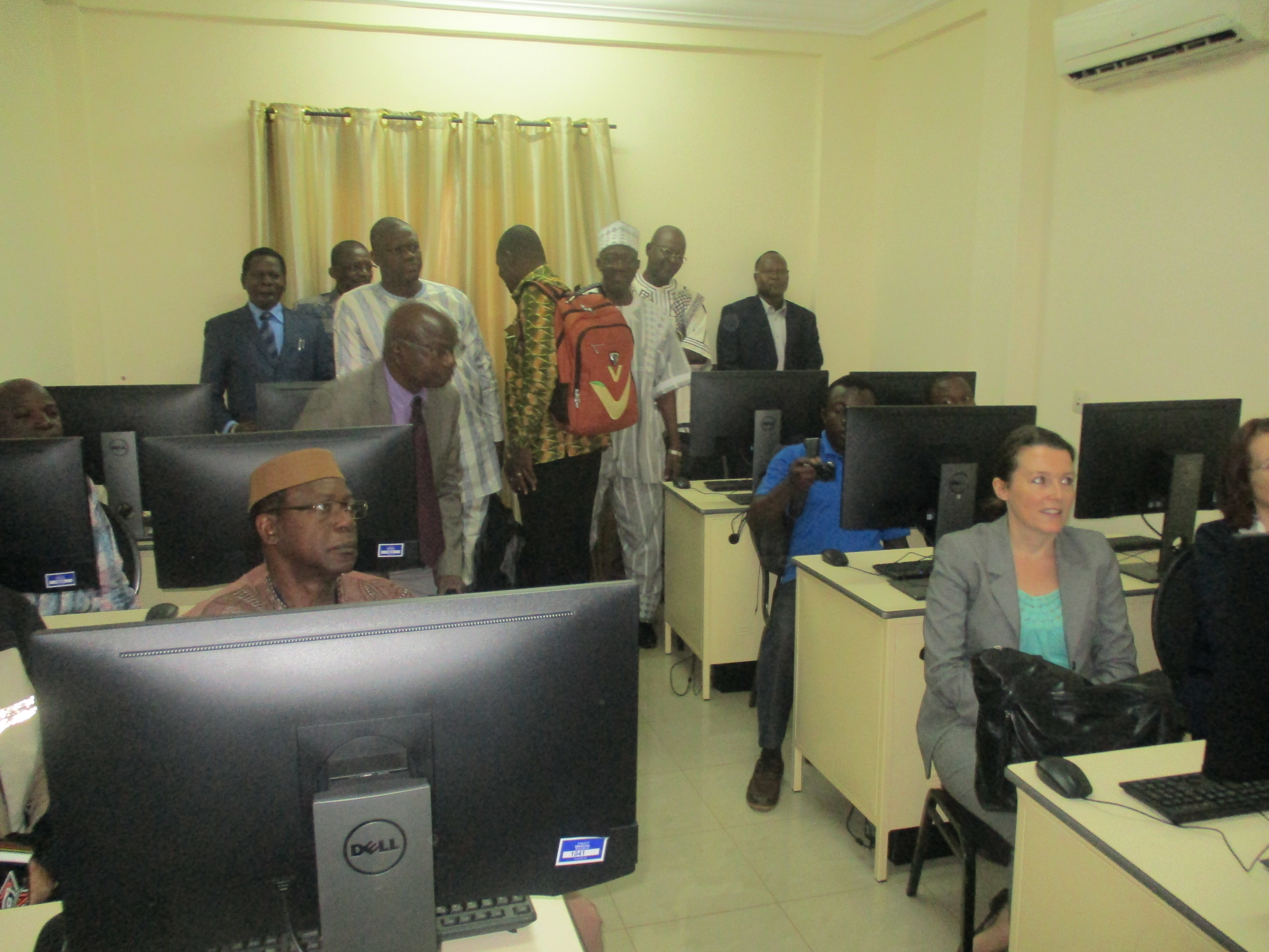 Les participants visitant le laboratoire de WASCAL.