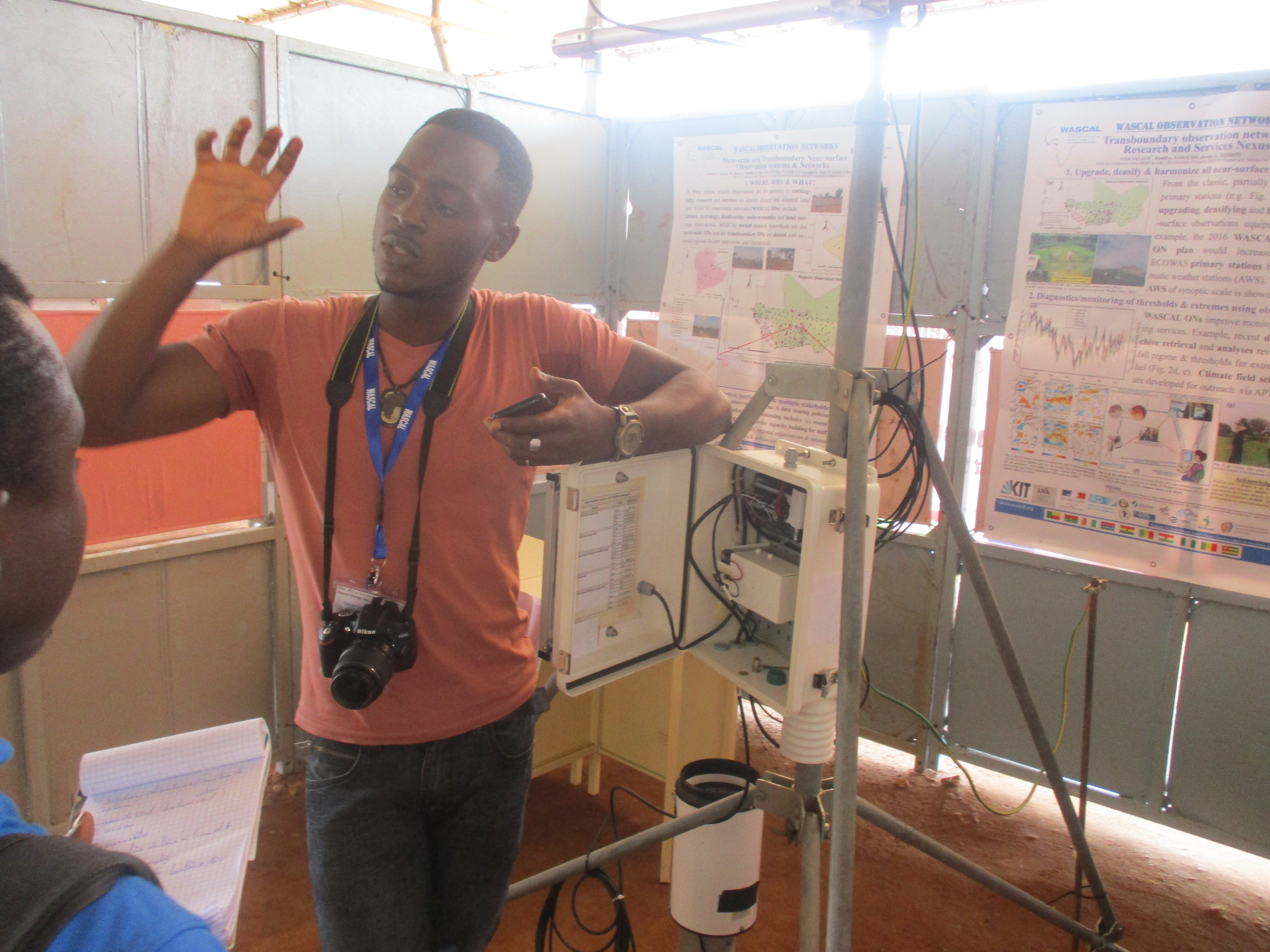 Un stand exposant une machine utilisée par WASCAL pour les recherches.