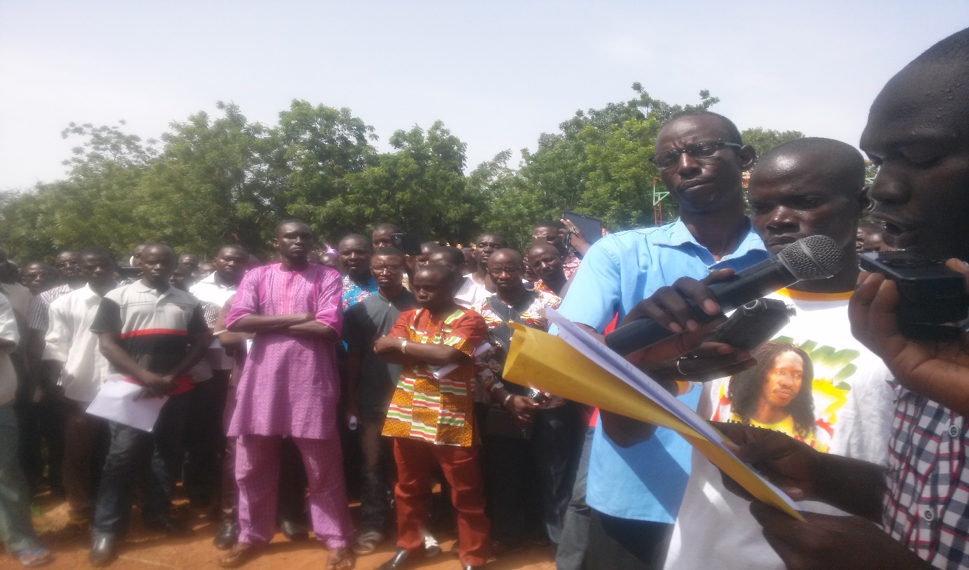 Une vue partielle des manifestants suivant la lecture de la plateforme minimale d’actions transmise aux autorités régionales.
