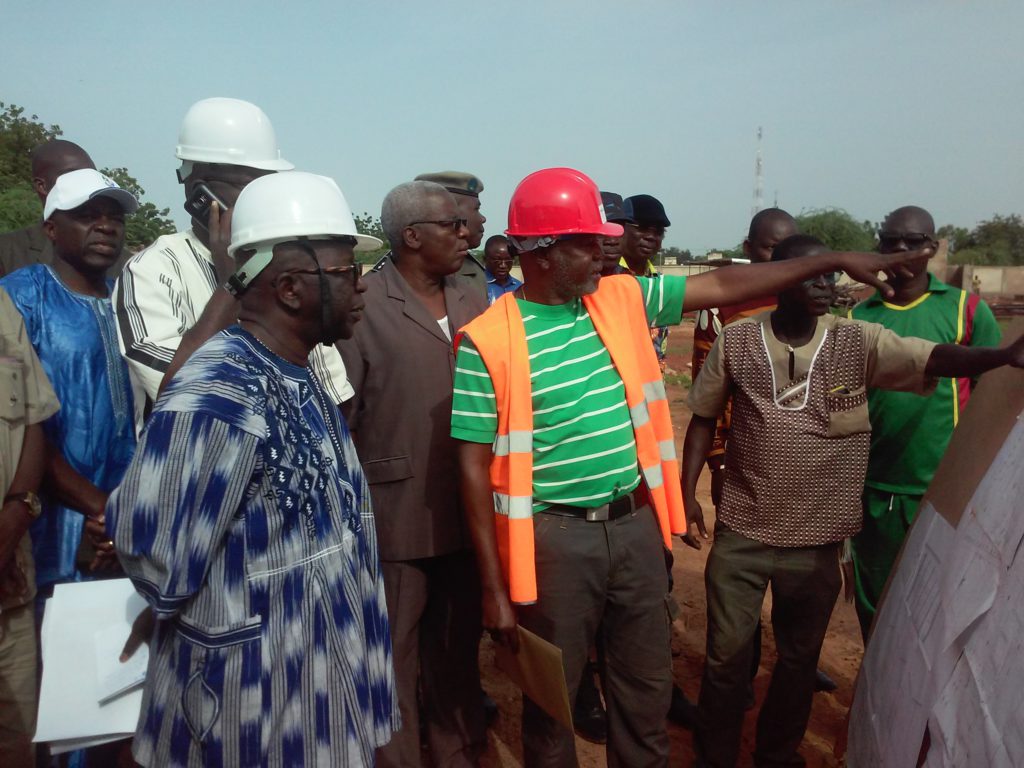 le-ministre-suivant-les-explications-des-entrepreneurs