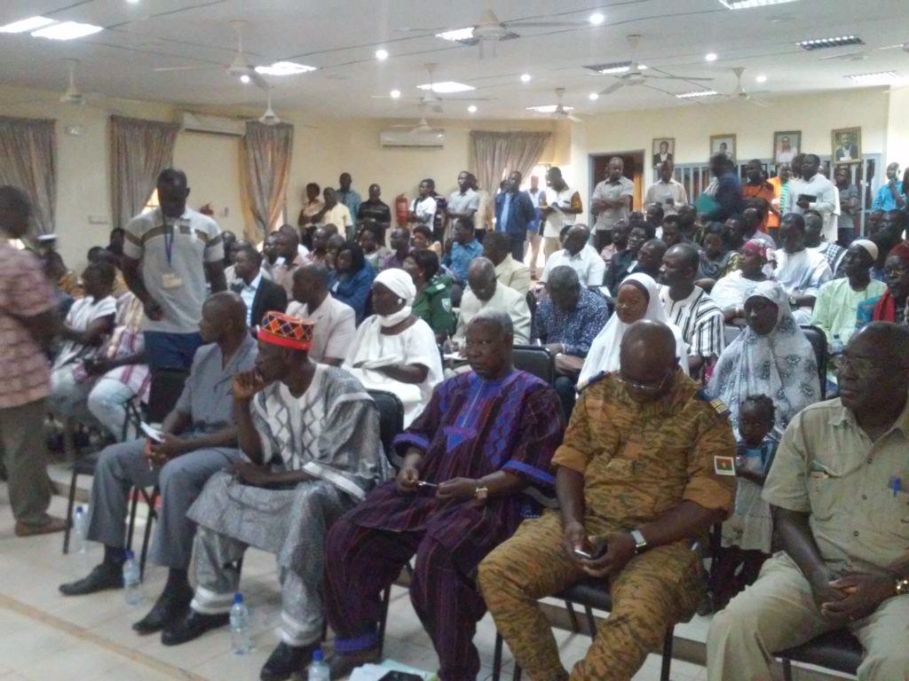 les-forces-vives-ecoutant-attentivement-le-message-du-ministre