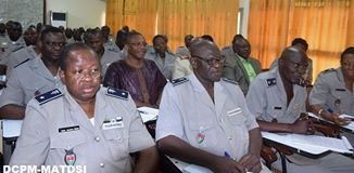 Les responsables de la police nationale, écoutant avec attention le ministre.