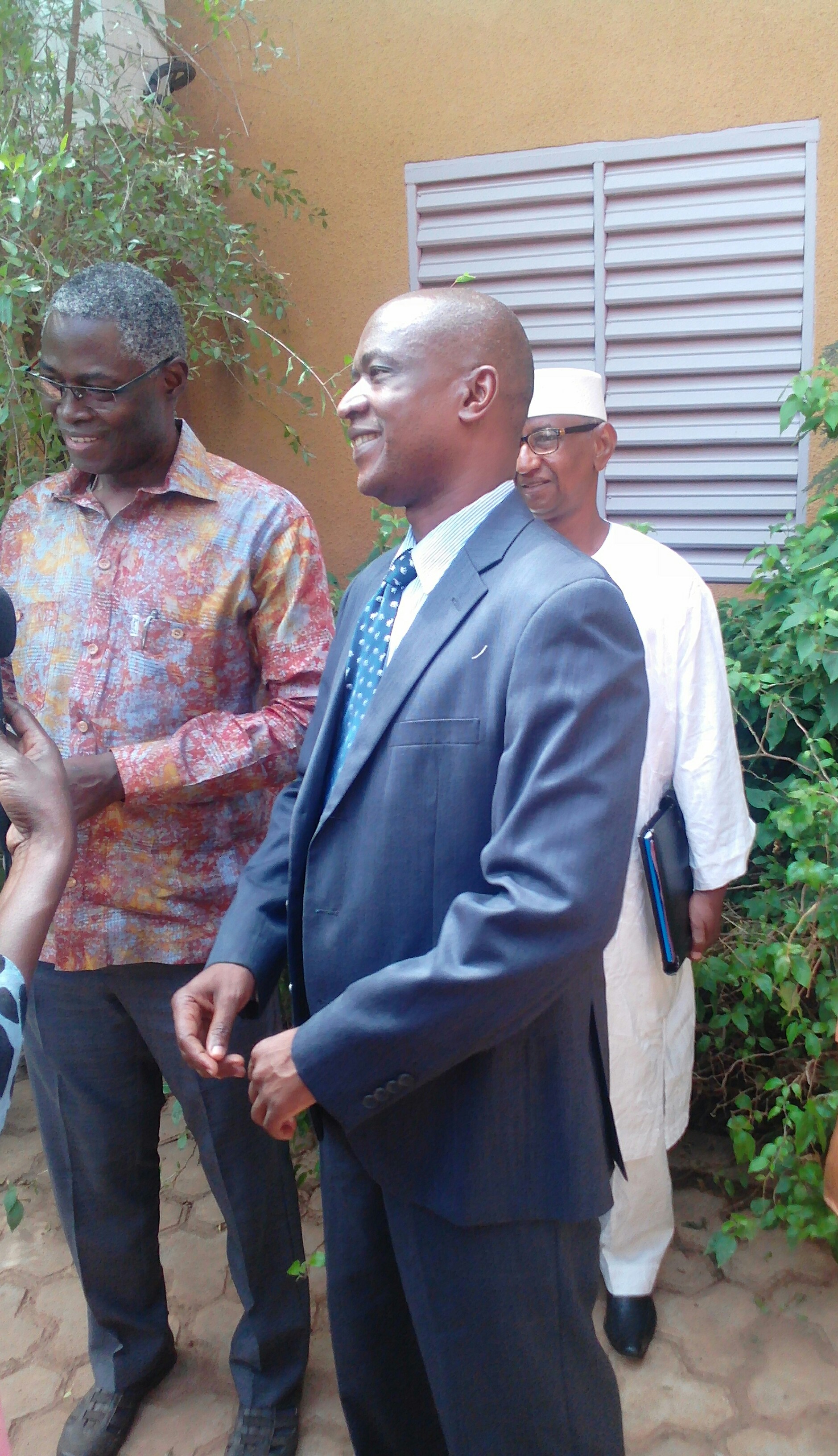 Le représentant de la banque mondiale (droite) et le ministre de l'Education Nationale et de l'Alphabétisation.