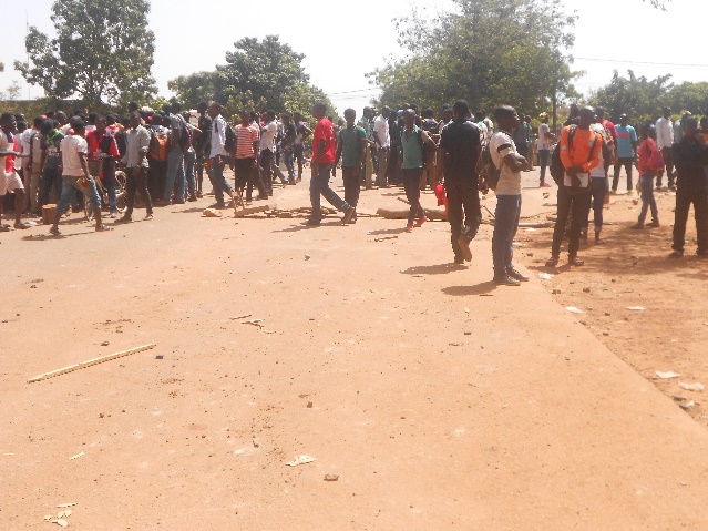 Route barrée par les étudiants au feu de l’ENAM.