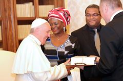 La première dame du Faso, reçue par le pape.