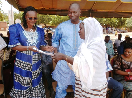 Madame le gouverneur de la région du Centre-Nord (à gauche) en recevant le message des femmes rurales s’est engagée à être leur porte-voix auprès des leaders politiques et coutumiers.