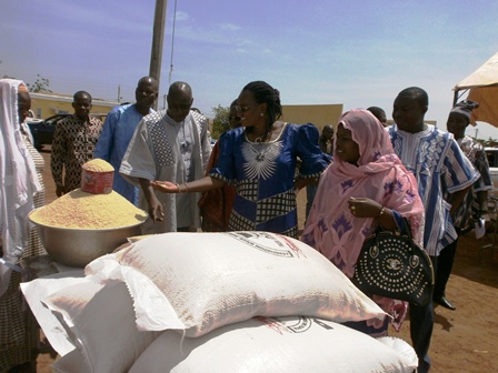 « C’est paradoxal que la terre soit aux hommes et l’essentiel du travail de la terre aux femmes. » Nandy Somé/Diallo.