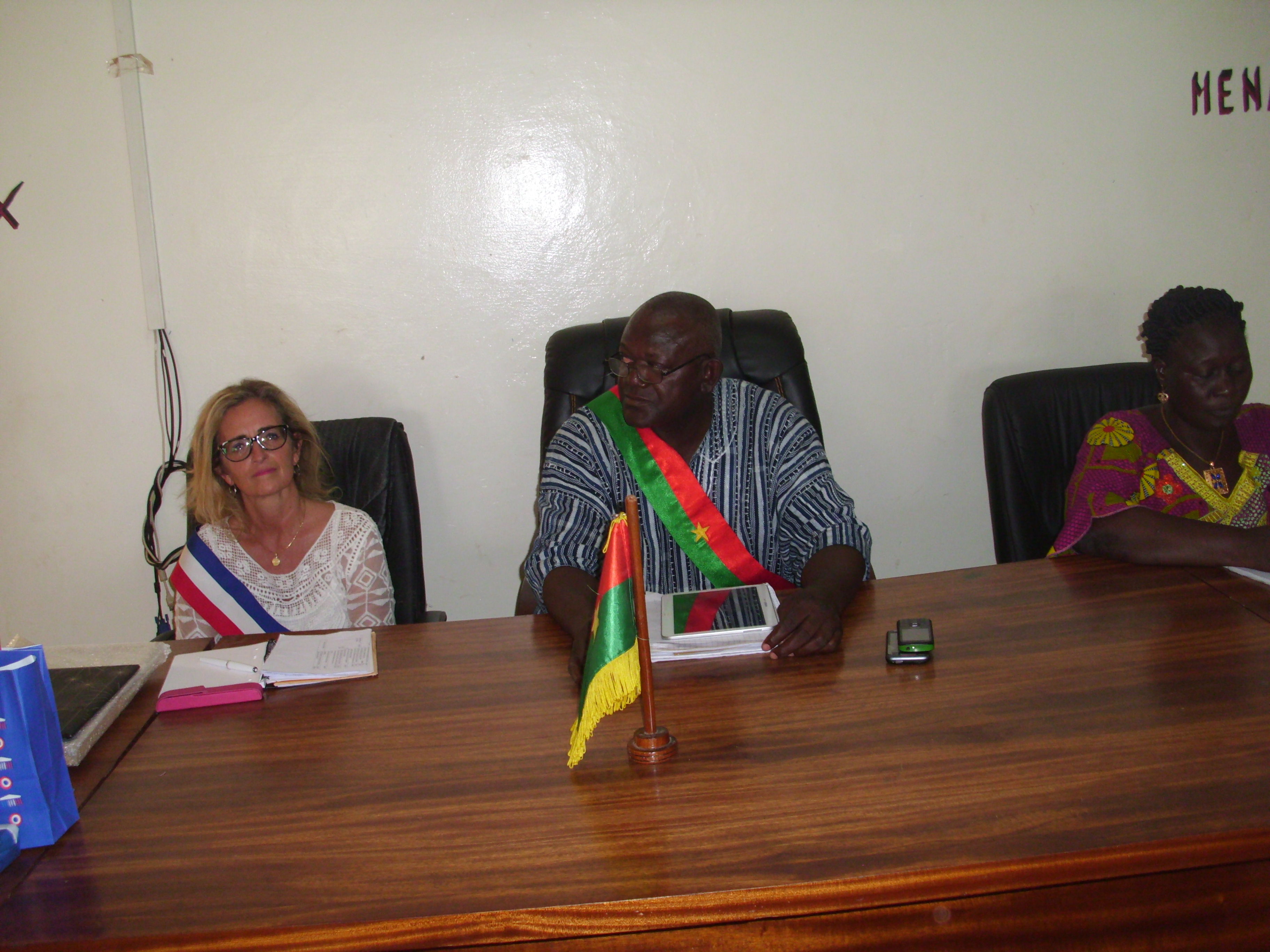 De gauche à droite: L'adjointe au maire de Florac, le maire de Diébougou, l'adjointe au maire de Diébougou.