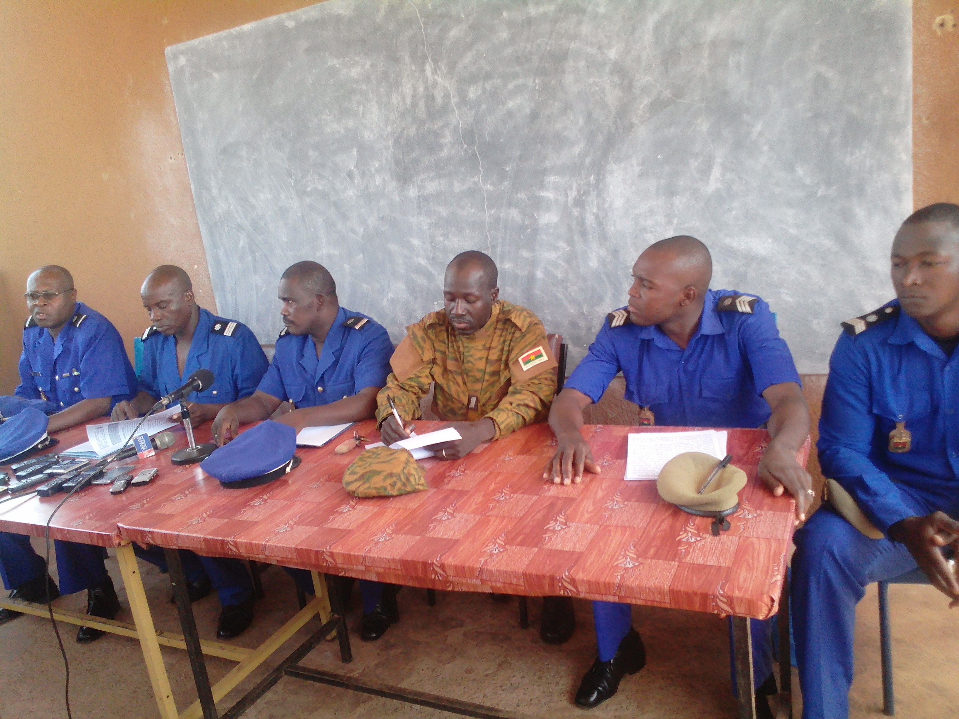 Les animateurs du point de presse de gauche à droite : l'adjudant de la direction de communication de la gendarmerie à Ouaga, le commandant de groupement de gendarmerie de Ouahigouya le capitaine Sawadogo Adama, le commandant de brigade, le major Saba Étienne, Bougsaré Pascal qui a reçu la victime pour sa déclaration et de Serge Tiendrebeogo tous de la gendarmerie de Ouahigouya.
