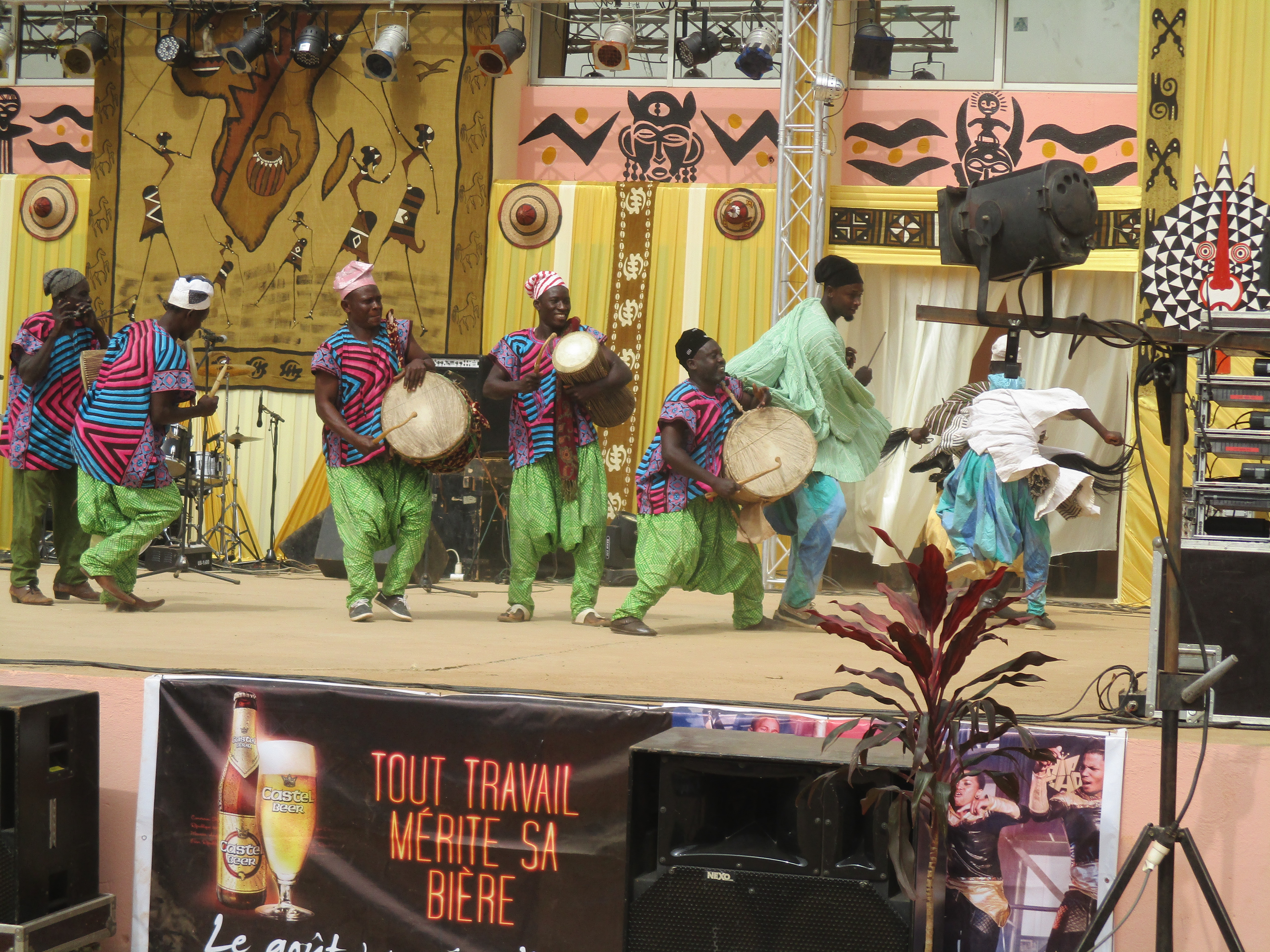La troupe ganéhenne, prestant pendant la cérémonie.