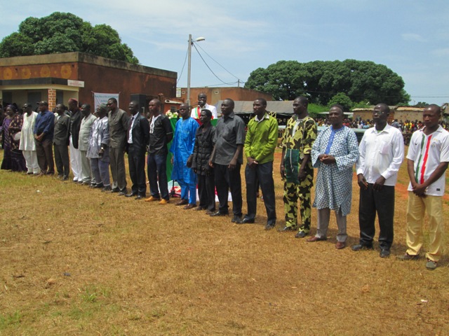 Le maire presente les conseillers municipaux à l’assistance.