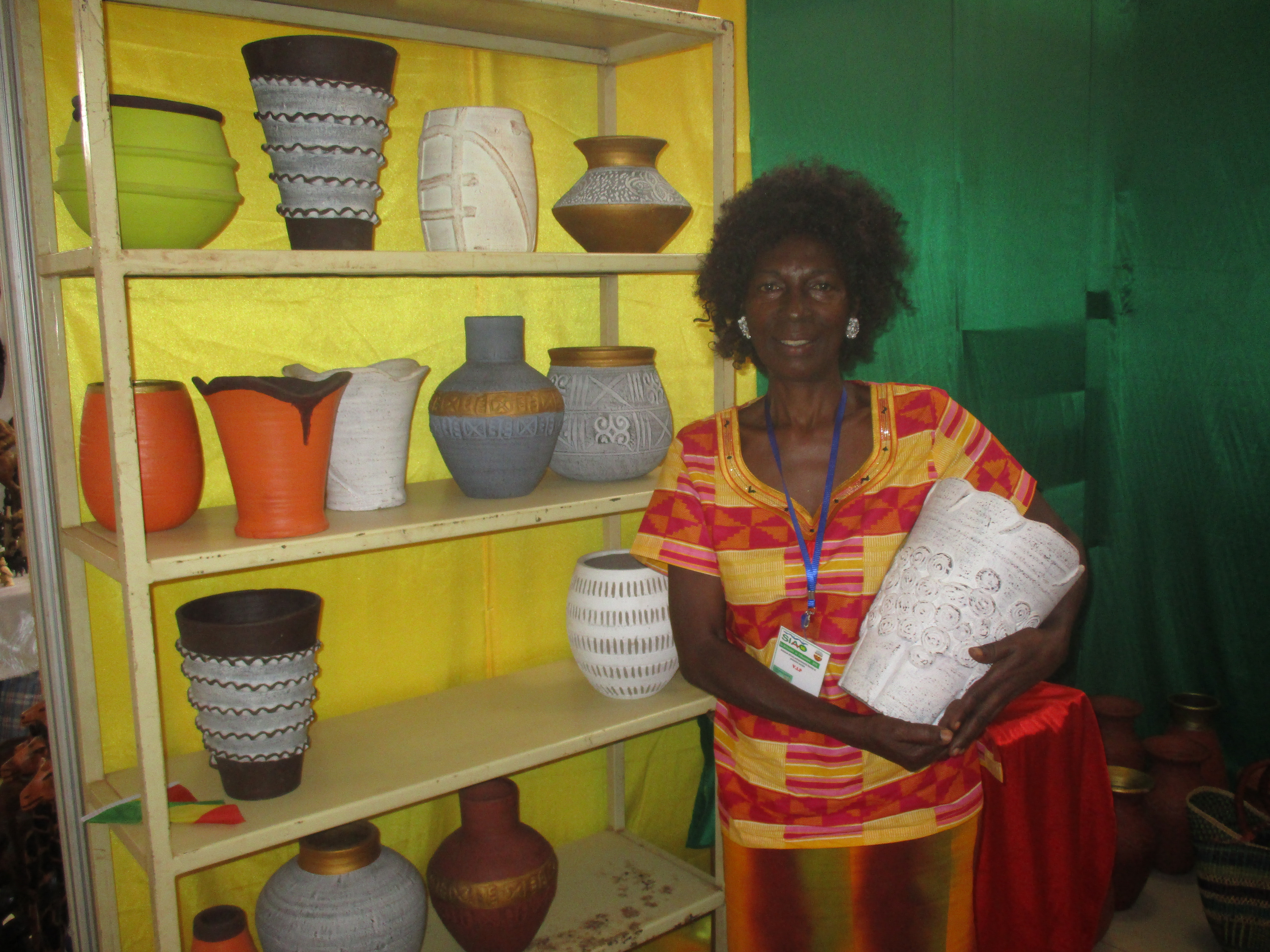 Mastolda dans son stand de poterie.