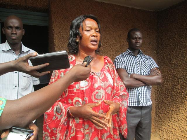 Mme le Haut-Commissaire s'entretenant avec les manifestants