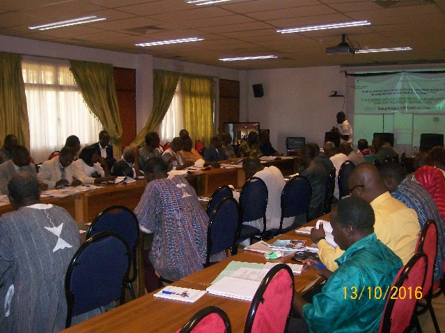 Les participants à la table ronde.
