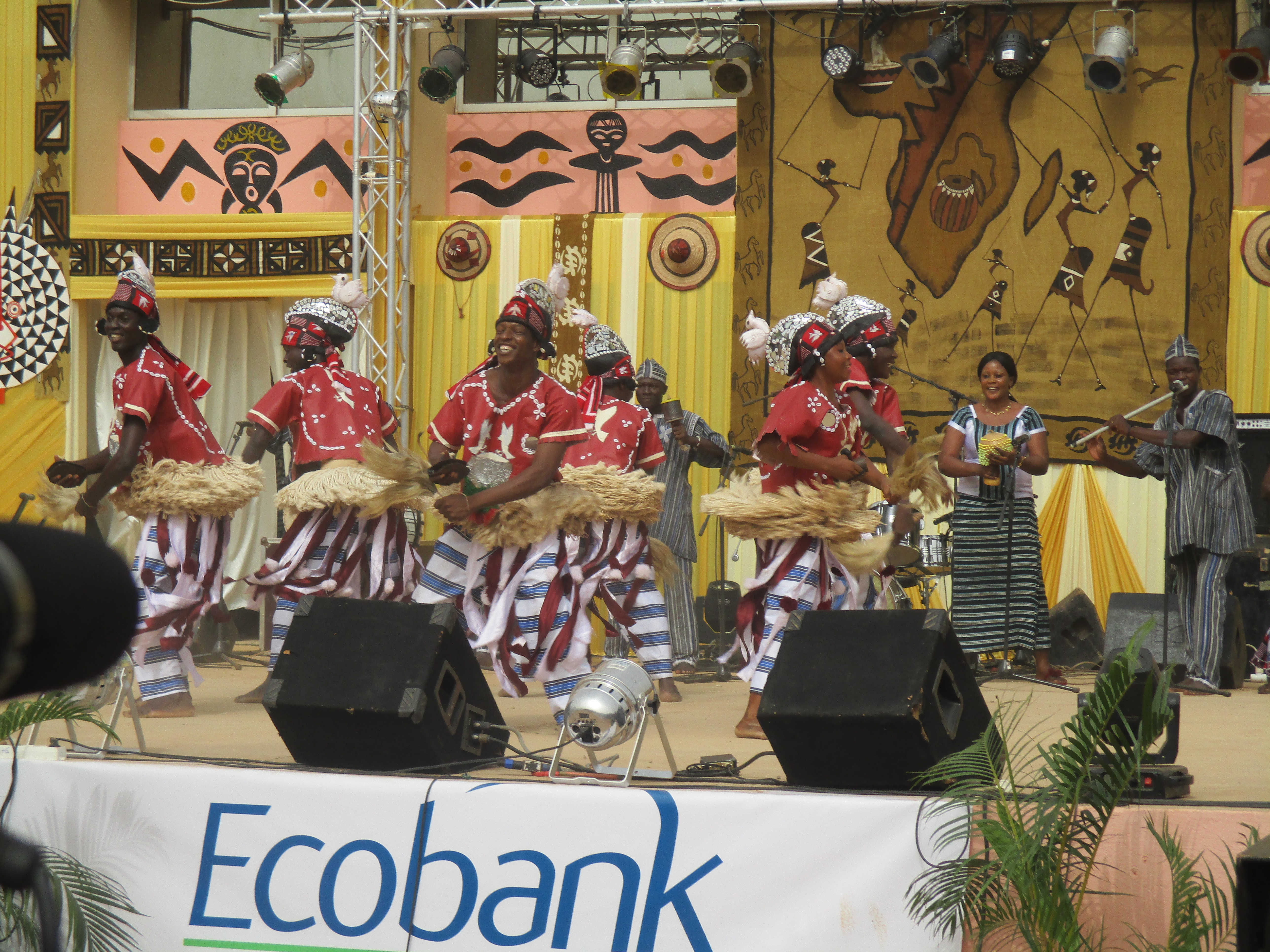 La troupe Souton Nooma, prestant pendant la cérémonie.